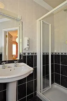 Pembroke House 4* ゴールウェイ